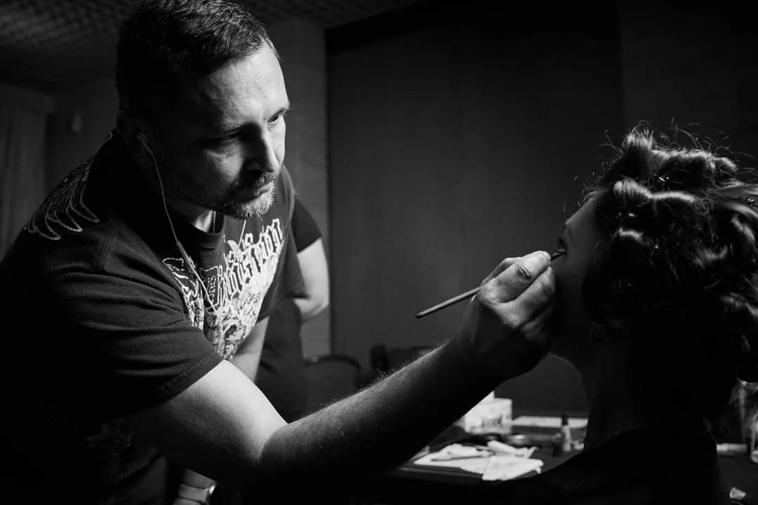 Antonio Ciaramella al lavoro durante un'applicazione di make-up